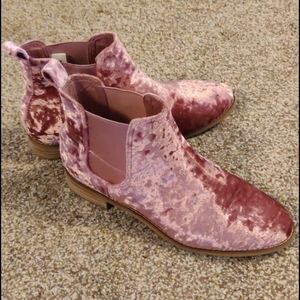 Tom pink crushed velvet booties